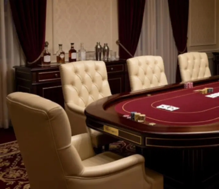 Salon de cartes Mirevance avec table de poker et ambiance feutrée