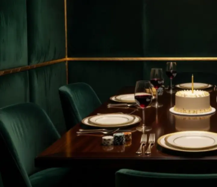 Table d'anniversaire dressée avec cartes et jetons dans le salon de cartes Mirevance