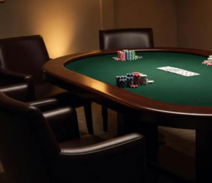 Tables de poker avec cartes et jetons dans le salon de cartes Mirevance
